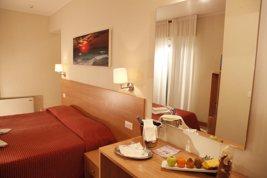 Hotel Majorca Sul Mare In Centro A Riccione Phòng bức ảnh