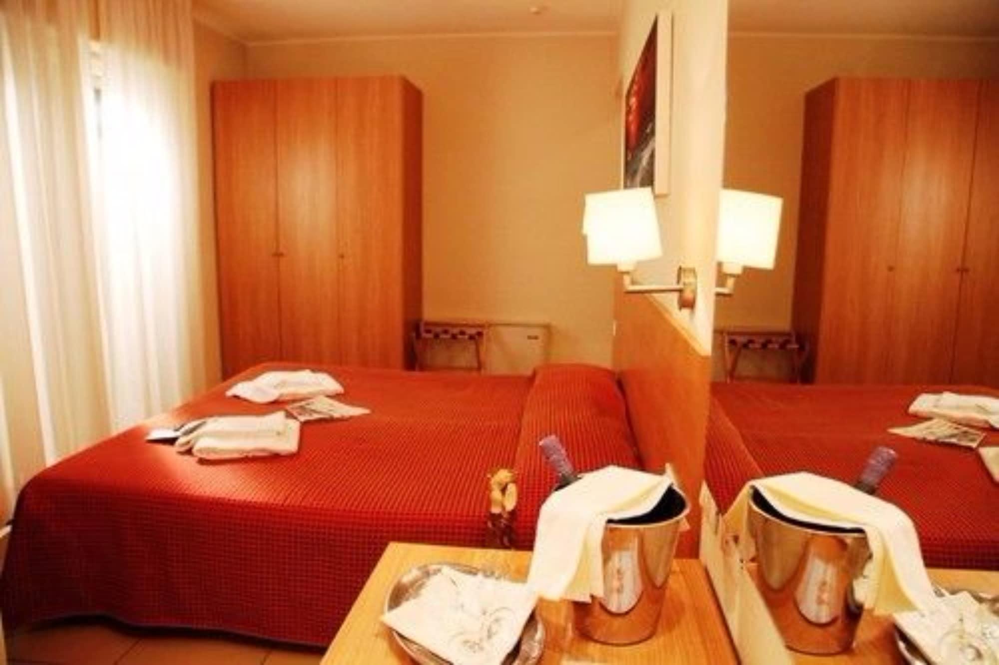 Hotel Majorca Sul Mare In Centro A Riccione Ngoại thất bức ảnh