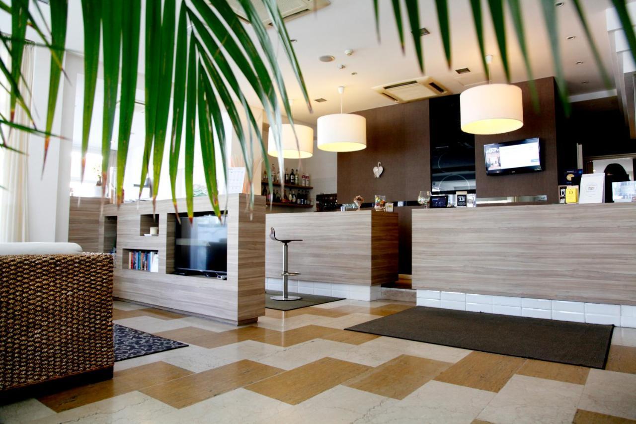 Hotel Majorca Sul Mare In Centro A Riccione Ngoại thất bức ảnh