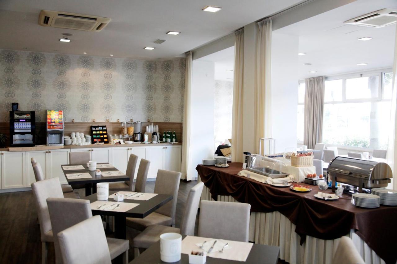 Hotel Majorca Sul Mare In Centro A Riccione Ngoại thất bức ảnh