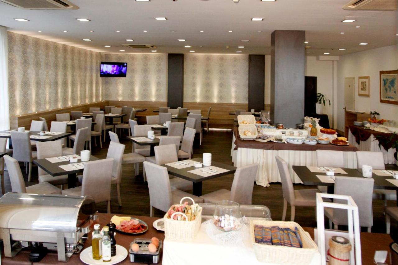 Hotel Majorca Sul Mare In Centro A Riccione Ngoại thất bức ảnh