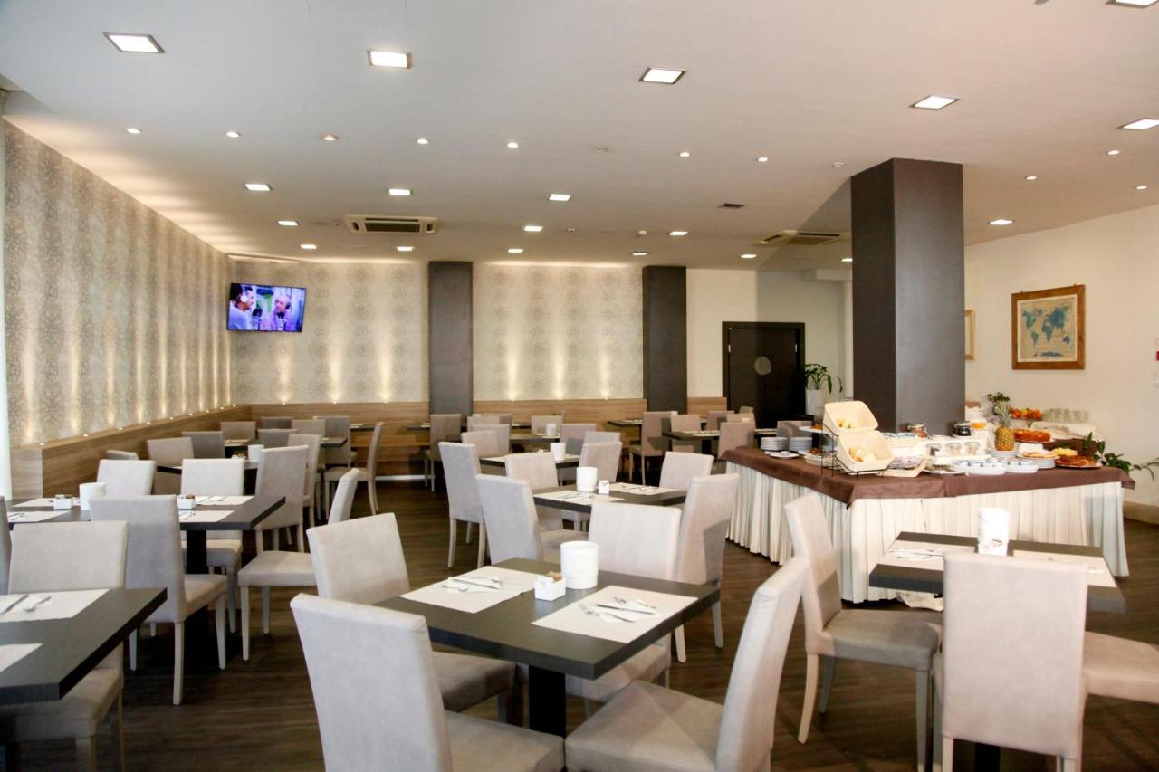 Hotel Majorca Sul Mare In Centro A Riccione Ngoại thất bức ảnh
